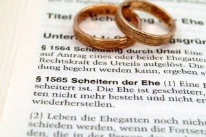 Ein Anwalt für Familienrecht ist in Mecklenburg-Vorpommern auch mit Scheidungen befasst.